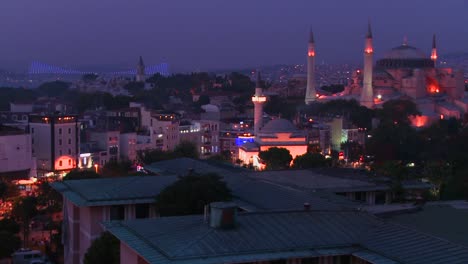 La-Mezquita-De-Santa-Sofía-En-Estambul,-Turquía-Y-El-Horizonte-En-La-Distancia