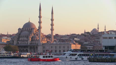 Boote,-Die-In-Der-Abenddämmerung-Vor-Den-Moscheen-Von-Istanbul-Türkei-Vorbeifahren