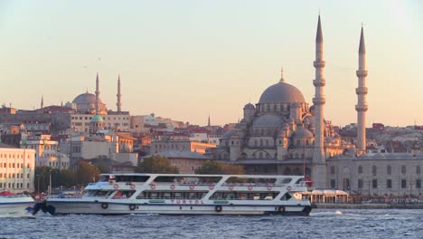 Boote,-Die-In-Der-Abenddämmerung-Vor-Den-Moscheen-Von-Istanbul-Türkei-Vorbeifahren-1