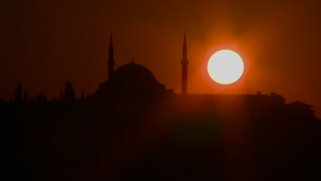 Hermosa-Atardecer-Detrás-De-Una-Mezquita-En-Estambul,-Turquía