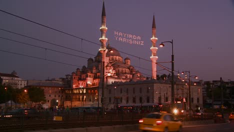 Un-Tranvía-Pasa-Frente-A-Una-Mezquita-En-Estambul,-Turquía-Por-La-Noche