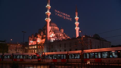 Un-Tranvía-Pasa-Frente-A-Una-Mezquita-En-Estambul-Turquía-Por-La-Noche-1
