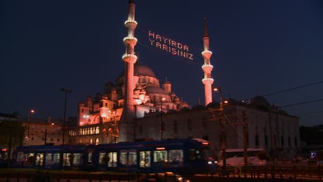 Un-Tranvía-Pasa-Frente-A-Una-Mezquita-En-Estambul,-Turquía-Por-La-Noche-2