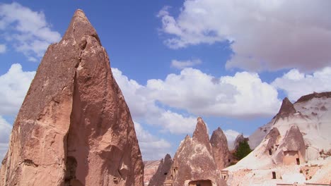 Hermosas-Nubes-De-Lapso-De-Tiempo-Sobre-Las-Formaciones-Rocosas-En-Capadocia,-Turquía