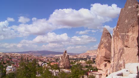 Schöne-Zeitrafferwolken-über-Den-Felsformationen-Bei-Kappadokien-Türkei-3