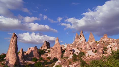Lapso-De-Tiempo-Sobre-Extrañas-Viviendas-Imponentes-Y-Formaciones-Rocosas-En-Capadocia,-Turquía