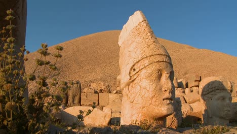Las-Grandes-Cabezas-Arqueológicas-En-La-Cima-Del-Monte-Nemrut-Turquía
