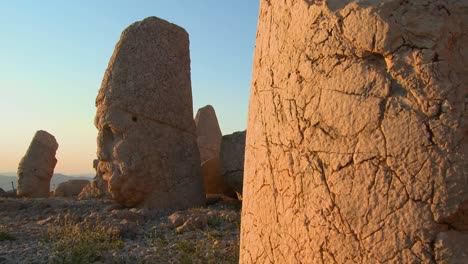 Los-Turistas-Toman-Fotos-De-Las-Grandes-Ruinas-Arqueológicas-En-La-Cima-Del-Monte-Nemrut-Turquía-1