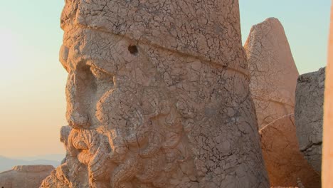 Detalle-De-Las-Grandes-Ruinas-Arqueológicas-En-La-Cima-Del-Monte-Nemrut-Turquía