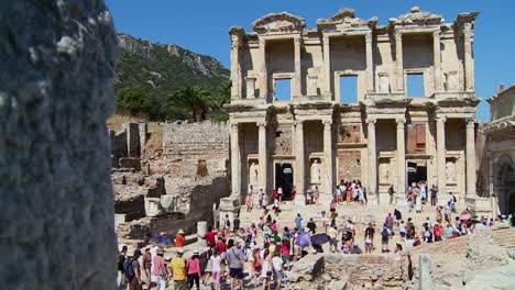 Los-Turistas-Caminan-Entre-Las-Ruinas-De-Ã‰feso,-Turquía