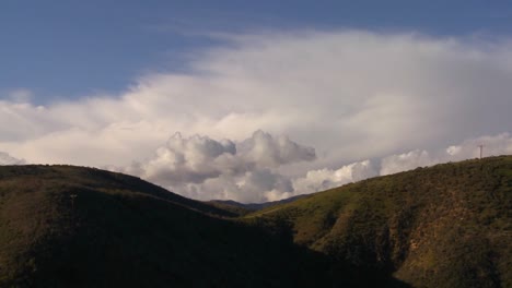 Wunderschöne-Wolken-Hinter-Einem-Berg-Entlang-Der-Kalifornischen-Zentralküste