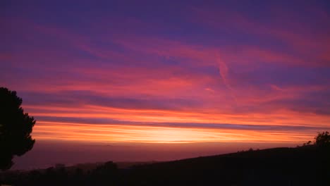 Ein-Wunderschöner-Bunter-Sonnenuntergang-Entlang-Der-Kalifornischen-Küste