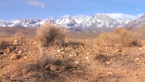 Schwenk-über-Die-Schneebedeckte-Sierra-Nevada-Erhebt-Sich-Im-Osten-Kaliforniens