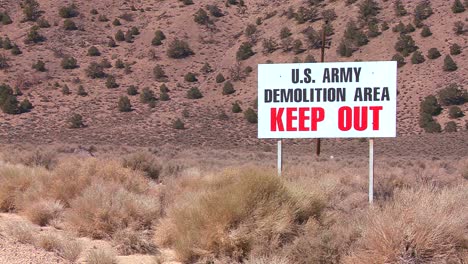 Ein-Schild-Warnt-Eindringlinge-Davor,-Ein-Armee-Testgelände-In-Nevada-Zu-Betreten