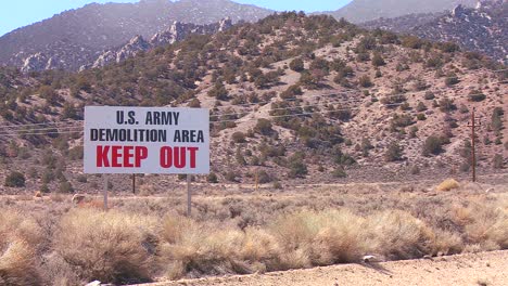 Ein-Schild-Warnt-Eindringlinge-Davor,-Ein-Armee-Testgelände-In-Nevada-1-Zu-Betreten