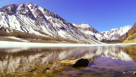 The-camera-moves-across-the-water-of-a-beautiful-alpine-lake