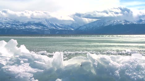 Ice-forms-in-time-lapse-on-the-shore-of-a-beautiful-mountain-lake-in-winter