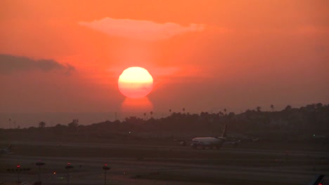 Ein-Flugzeug-Kommt-Bei-Sonnenuntergang-Oder-Sonnenaufgang-Auf-Einem-Flughafen-An