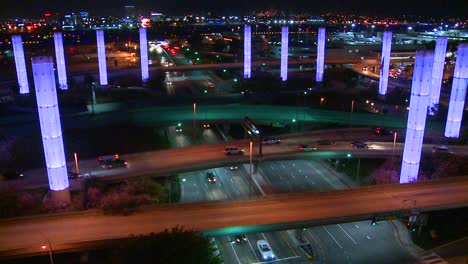 Hermoso-Lapso-De-Tiempo-De-Autopistas-Y-Carreteras-Alrededor-Del-Aeropuerto-Internacional-De-Los-ángeles