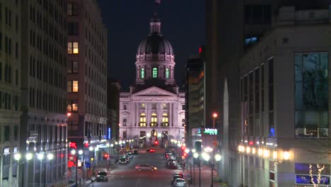 The-Indiana-state-capital-building-in-Indianapolis-at-night