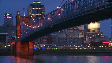 Night-with-the-Cincinnati-Ohio-skyline-background