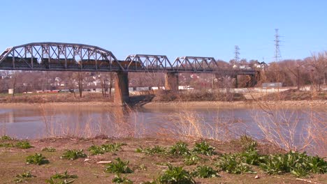 Ein-Güterzug-überquert-Eine-Brücke-über-Den-Missouri-Fluss
