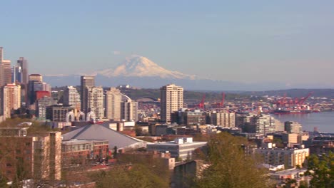 Panoramaaufnahme-Der-Skyline-Von-Seattle-An-Einem-Schönen-Klaren-Tag