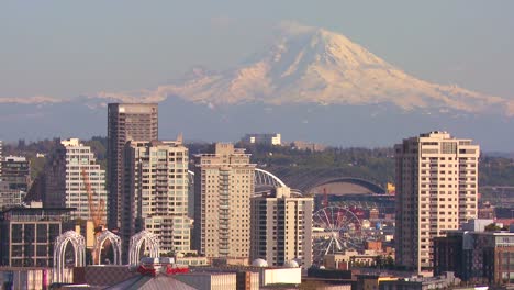 Teleaufnahme-Von-Mt-Rainier-über-Der-Skyline-Von-Seattle-Washington