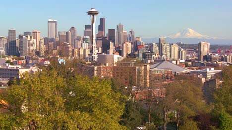 Schöne-Einspielung-Von-Seattle-Washington-An-Einem-Sonnigen-Tag