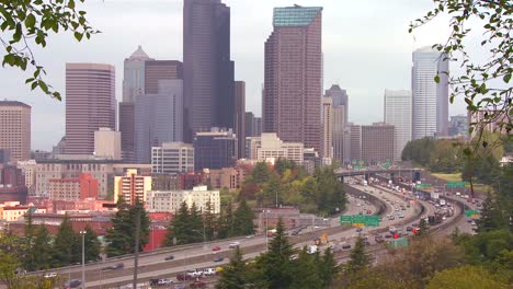 El-Tráfico-Se-Mueve-A-Lo-Largo-De-Una-Autopista-Muy-Transitada-Hacia-Seattle,-Washington-1