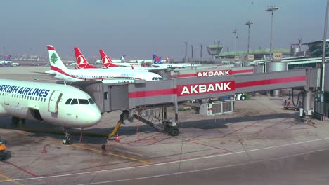 Aviones-Se-Sientan-En-Un-Aeropuerto-Turco