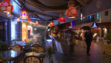 Regen-Fällt-Nachts-Vor-Einem-Café-In-Istanbul,-Türkei-Ist