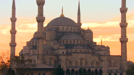 The-Blue-Mosque-in-Istanbul-Turkey-in-red-orange-sunset-light