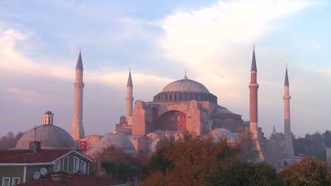 Una-Hermosa-Foto-De-La-Mezquita-De-Santa-Sofía-En-Estambul,-Turquía-Al-Atardecer