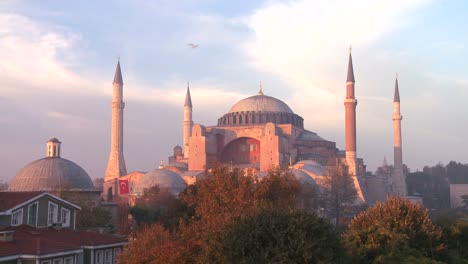 Eine-Schöne-Zeitrafferaufnahme-Der-Hagia-Sophia-Moschee-In-Istanbul-Türkei-In-Der-Abenddämmerung