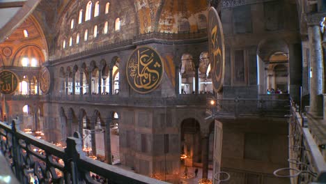 Die-Geräumigen-Der-Berühmten-Hagia-Sophia-Moschee-In-Istanbul-Türkei-2