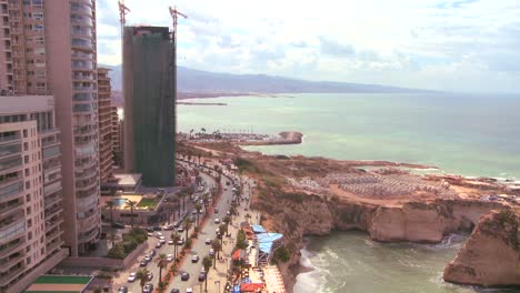 Weitwinkel-Einer-Corniche-An-Der-Küste-Von-Beirut-Libanon-Mit-Verkehr