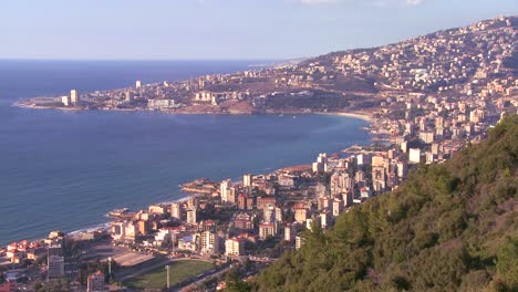 Plano-General-De-Un-Suburbio-De-Beirut,-Líbano-A-Lo-Largo-Del-Mediterráneo.