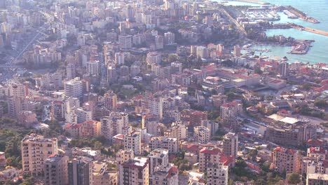 Un-Alto-ángulo-De-Vista-De-La-Expansión-Urbana-De-Beirut,-Líbano