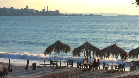 Cabanas-Säumen-Einen-Strand-In-Der-Nähe-Von-Beirut-Libanon
