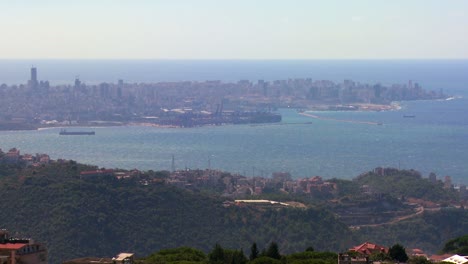 Vergnügungs--Und-Frachtschiffe-Vor-Der-Küste-Von-Beirut-Libanon-1