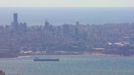 Vergnügungs--Und-Frachtschiffe-Vor-Der-Küste-Von-Beirut-Libanon-2