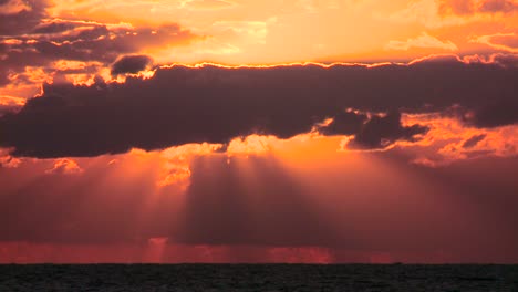 Zeitraffer-Eines-Wunderschönen-Orangefarbenen-Sonnenuntergangs-über-Einem-Generischen-Ozean