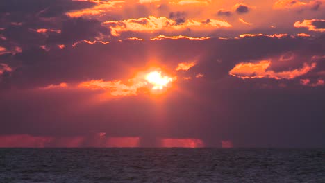 Ein-Wunderschöner-Rot-orangefarbener-Sonnenuntergang-Hinter-Dem-Ozean