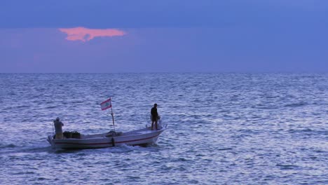 Un-Barco-De-Pesca-Se-Dirige-Hacia-La-Atardecer-En-El-Mar-Mediterráneo-1