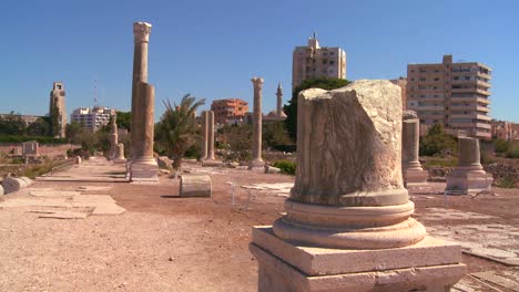 The-Roman-ruins-of-Tyre-with-the-modern-city-background