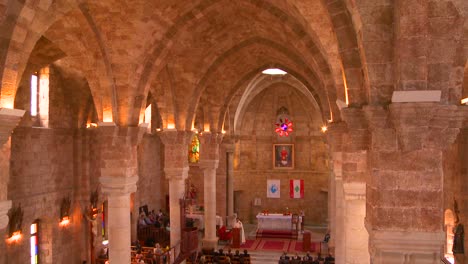 Eine-Neigung-Von-Der-Decke-Einer-Kirche-Zu-Einer-Katholischen-Oder-Maronitischen-Kirchenzeremonie-Im-Libanon