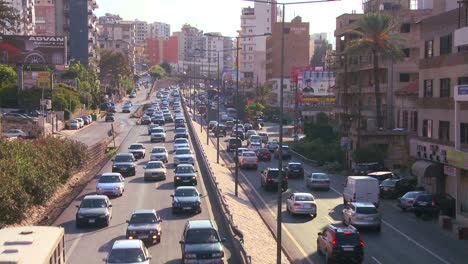 El-Tráfico-Obstruye-Las-Carreteras-De-Beirut,-Líbano-1