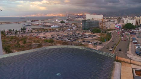Die-Skyline-Von-Beirut-Libanon-Mit-Einem-Infinity-Pool-Im-Vordergrund