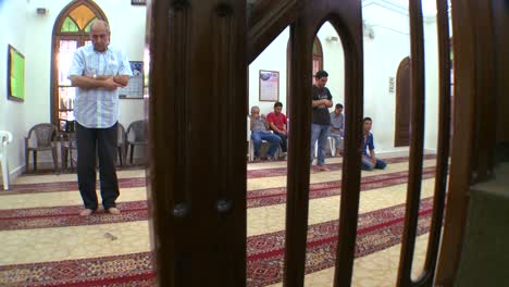 Los-Musulmanes-Rezan-Dentro-De-Una-Mezquita-En-Beirut,-Líbano-1
